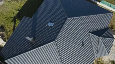 Mighty Dog Roofing equipo de instalación de techos de metal en una casa de Lakewood Ranch para la protección contra tormentas.