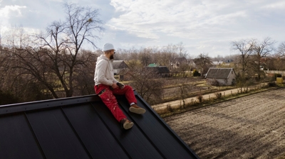 contratista sentado en el tejado cuando hace frío