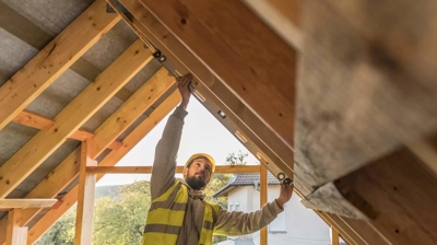 hombre trabajando en la parte inferior de un tejado