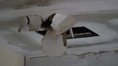 daños por agua en el interior de un tejado