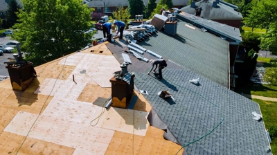 vista aérea de personas colocando tejas de tejado