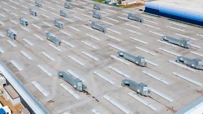 herrajes en un tejado inacabado