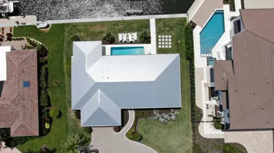 Algas en un tejado de tejas de Venecia con vista al mar detrás.