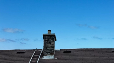 techo con una escalera y una chimenea