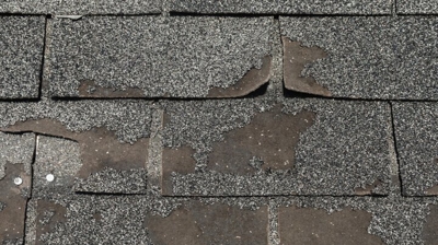 Tejas de asfalto con falta de gránulos