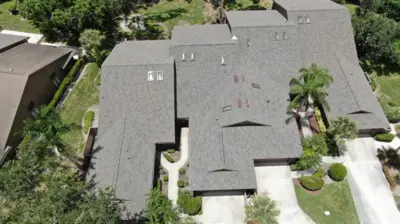 Drone realizando una inspección del tejado de Venecia antes de la temporada de huracanes.