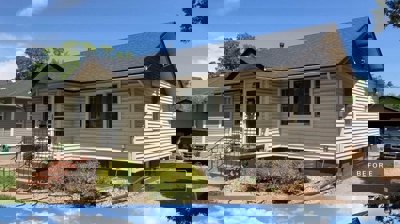 Un antes y después de la foto de la transformación exterior de una casa del norte de Colorado- completado por los expertos en Mighty Dog Roofing.