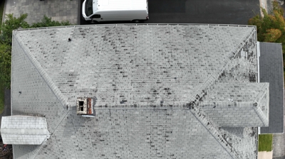 Cliente feliz después de un exitoso proyecto de techado por Mighty Dog Roofing de Rhode Island.