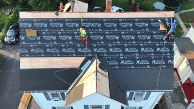 Cliente feliz después de un exitoso proyecto de techado por Mighty Dog Roofing de Rhode Island.