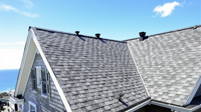 Última Rhode Island cubierta guía mostrando casa costera con la instalación de techos profesional