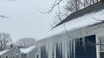 Acumulaciones de hielo y carámbanos en el tejado de una vivienda de Rhode Island durante una ola de frío invernal en Warwick, cerca de Gaspee.