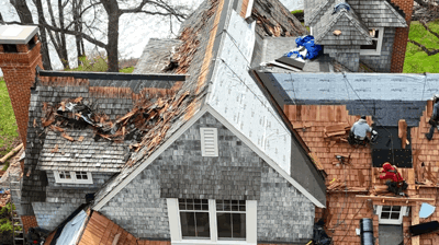 Contratista de tejados que realiza trabajos de sustitución de tejados