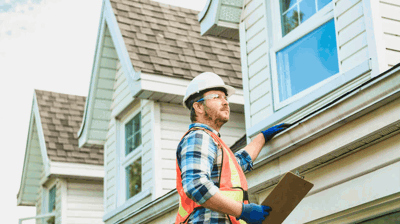 Un techador realiza un presupuesto de sustitución del tejado