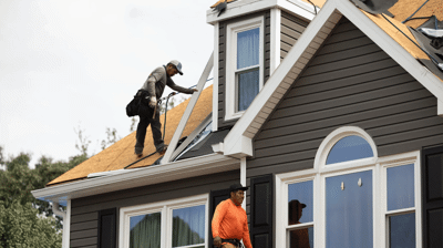 Un equipo de techadores de una empresa local de techado