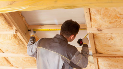 contratista instalando una nueva claraboya