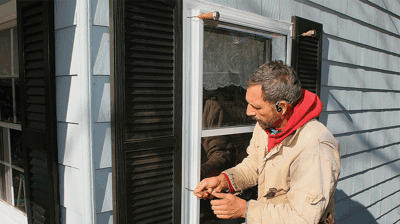 Instalación de ventanas contra tormentas por un contratista local
