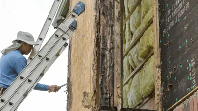 Contratista de revestimientos reparando madera podrida