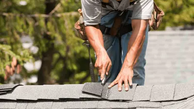 Contratista de tejados instalando un tejado nuevo