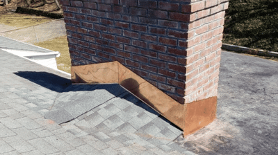 inspección otoñal de los tapajuntas de la chimenea