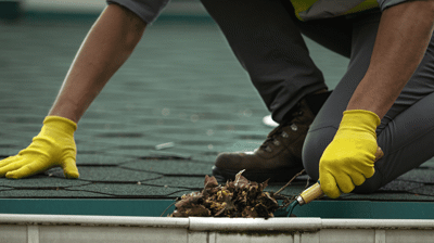 contratista que realiza el servicio de limpieza de canalones en otoño