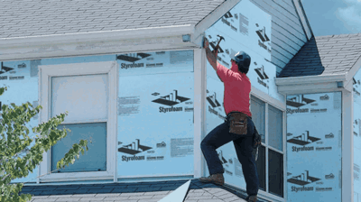 Contratista de revestimientos instalando revestimientos aislantes