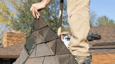 Contratista de tejados certificado que realiza una sustitución de tejado