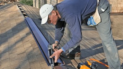 contratista que realiza la instalación de ventilación del tejado