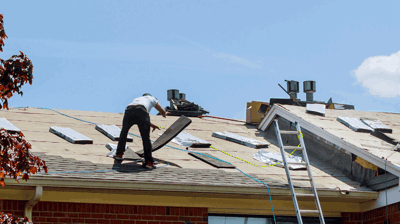 Contratista que sustituye tejados