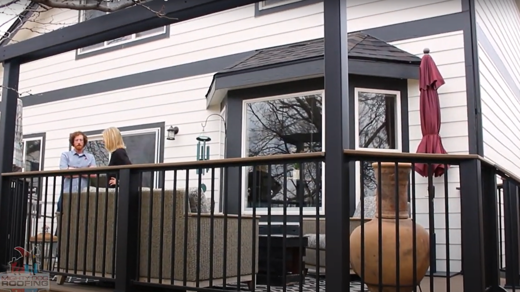 Dos personas en un porche