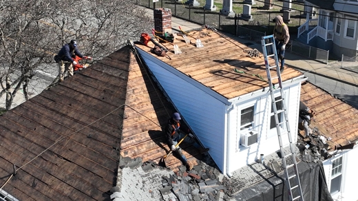 Instalación profesional de nuevas tejas Owens Corning TruDefinition Duration en color Chateau Green en el tejado de Local Hero Deli en Pawtucket RI.
