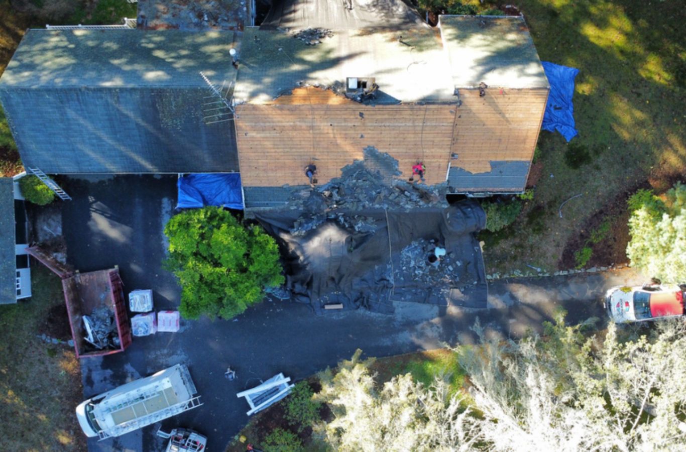A Mighty Dog Roofing de Greater Middlesex County miembro del equipo de instalación de un techo en Arlington, MA, lo que demuestra las ventajas de la experiencia local, materiales duraderos, y mano de obra calificada para obtener resultados duraderos.