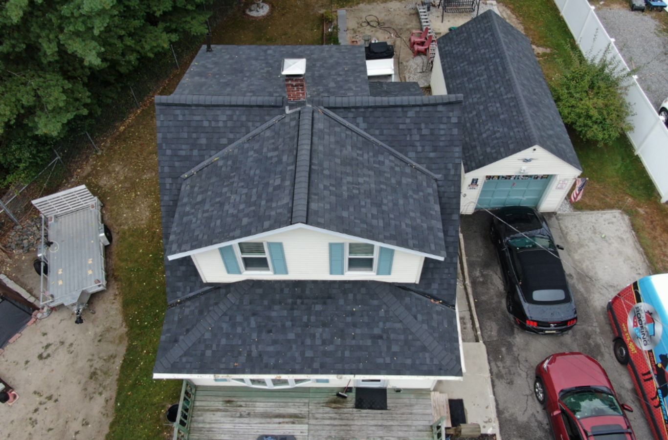 Un técnico de Mighty Dog Roofing instalar revestimiento de eficiencia energética en Lowell, MA, ayudando a proteger el hogar de las inclemencias del tiempo estacional.