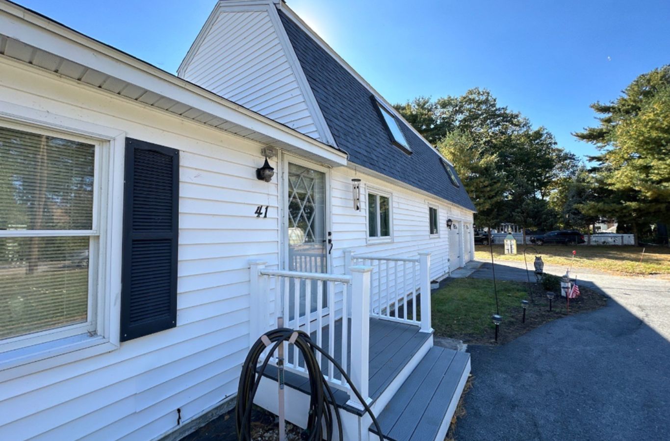 Un miembro del equipo de Mighty Dog Roofing instalación de revestimiento en una casa en Maynard, MA para mejorar la eficiencia energética y resistir el clima estacional.