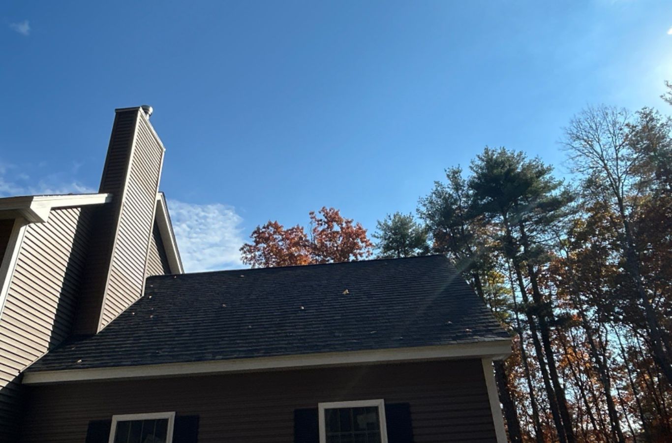 Un profesional de revestimiento de Mighty Dog Roofing añadir paneles de eficiencia energética a un hogar en Winchester, MA para la protección duradera y estilo.