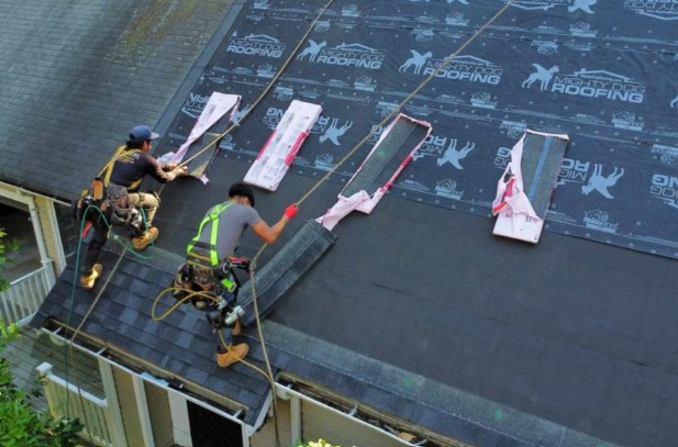Contratista de techado local asegurando tejas en un techo de Carlisle, MA. Roofing Company cerca de mí.