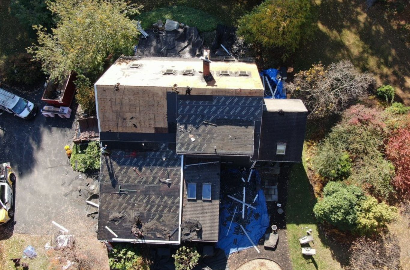 Una vista de la azotea de Mighty Dog Roofing de Greater Middlesex County completando una instalación de techo en Burlington, MA, la entrega de servicio de techado de confianza con precisión.