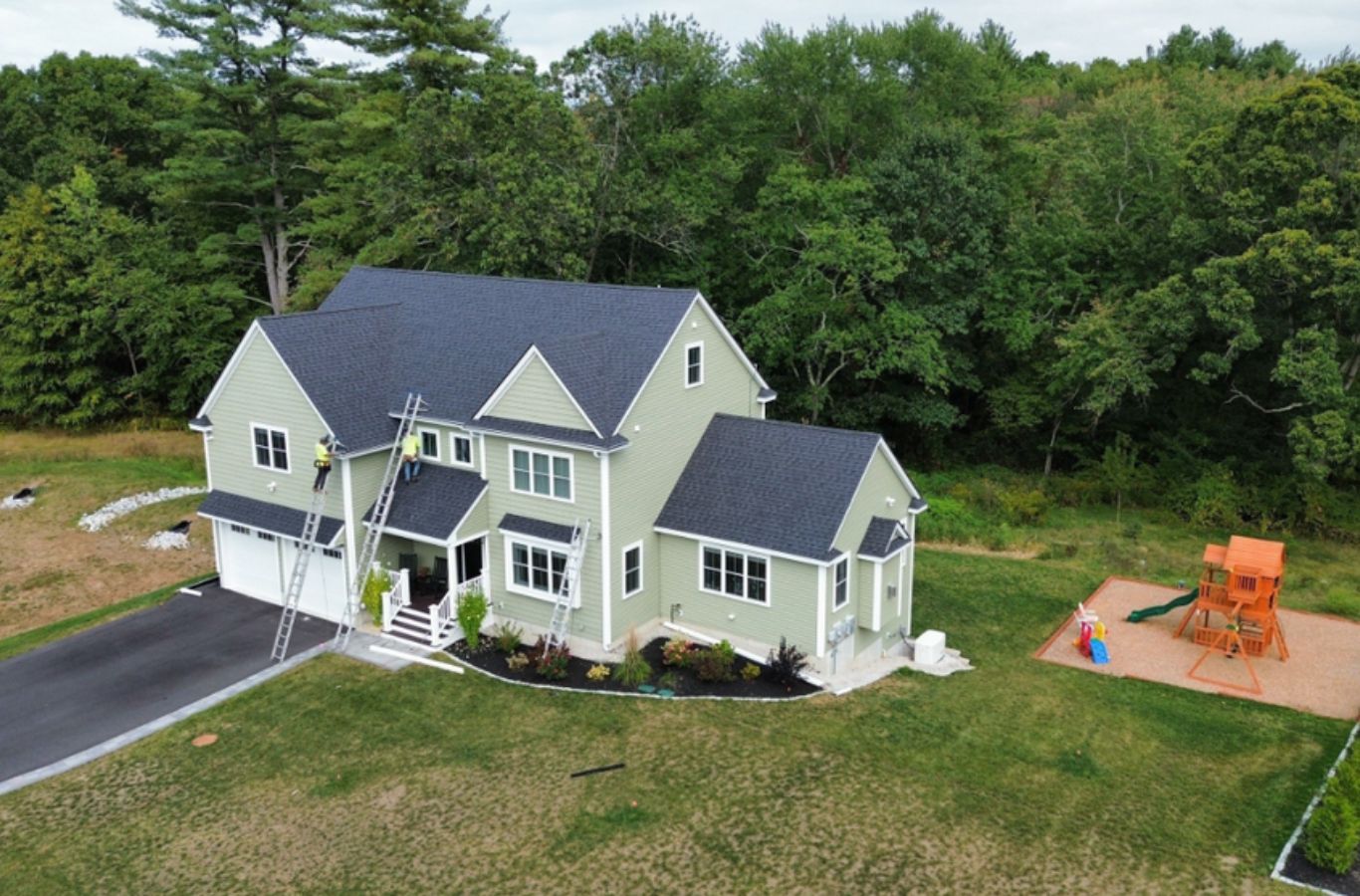 A Mighty Dog Roofing de Greater Middlesex County equipo de instalación de revestimiento en Andover, MA con herramientas de expertos, técnicas precisas, y materiales de calidad.