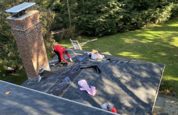 Contratista de techos terminando una nueva instalación de techo en Waltham, MA. Roofing Company cerca de mí.