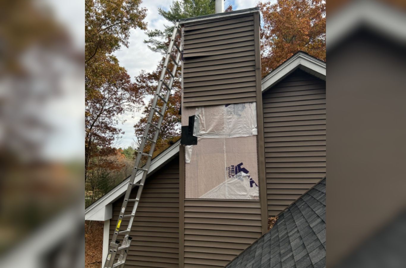 Un experto Mighty Dog Roofing medir canalón paso en un Tewksbury, MA casa para la instalación precisa. Gutter Company cerca de mí.