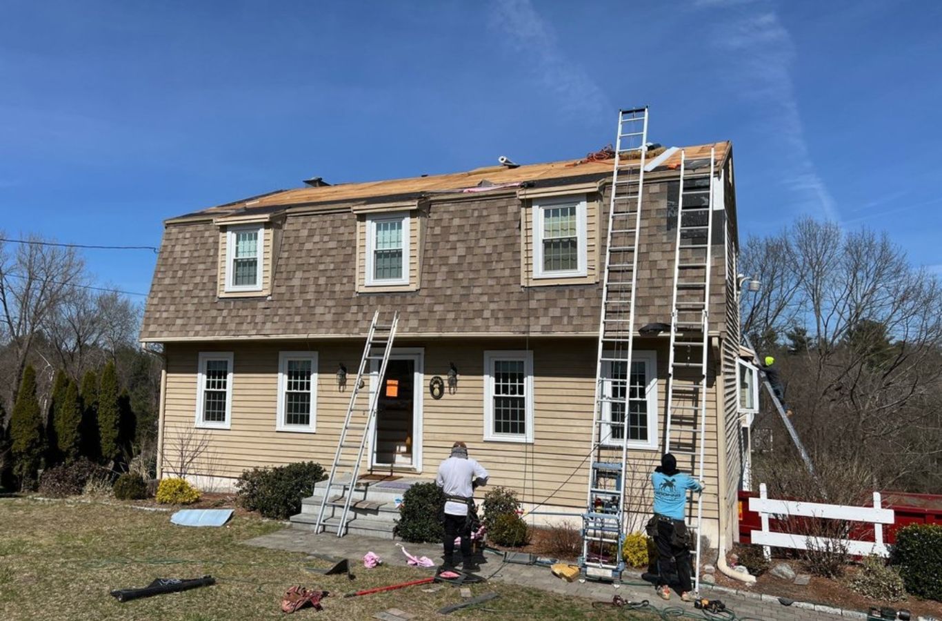 Mighty Dog Roofing instaladores alineando tejas en Concord, MA, empresa de techado cerca de mí.