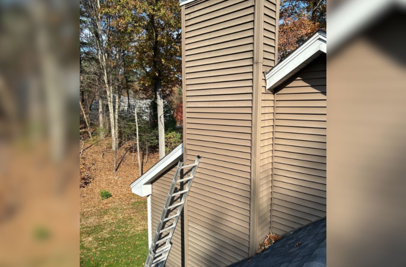 Un experto de Mighty Dog Roofing of Greater Middlesex County completando trabajos de revestimiento de precisión en Carlisle, MA, asegurando un valor duradero y un rendimiento local. Siding Company cerca de mí.