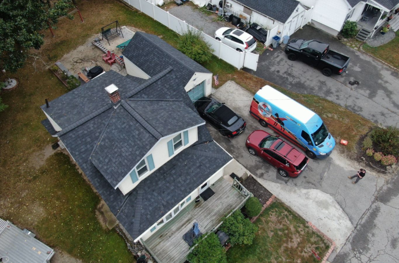 Un experto en revestimiento de Mighty Dog Roofing completando el trabajo de recorte en una casa en Maynard, MA con atención detallada y experiencia local. Siding Company cerca de mí.