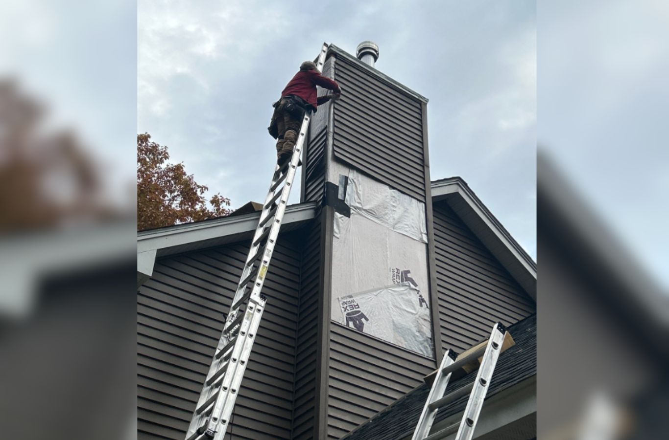 Un equipo de Mighty Dog Roofing completando la instalación de revestimiento en Winchester, MA, garantizando la precisión y la calidad superior en cada detalle. Siding Company cerca de mí.