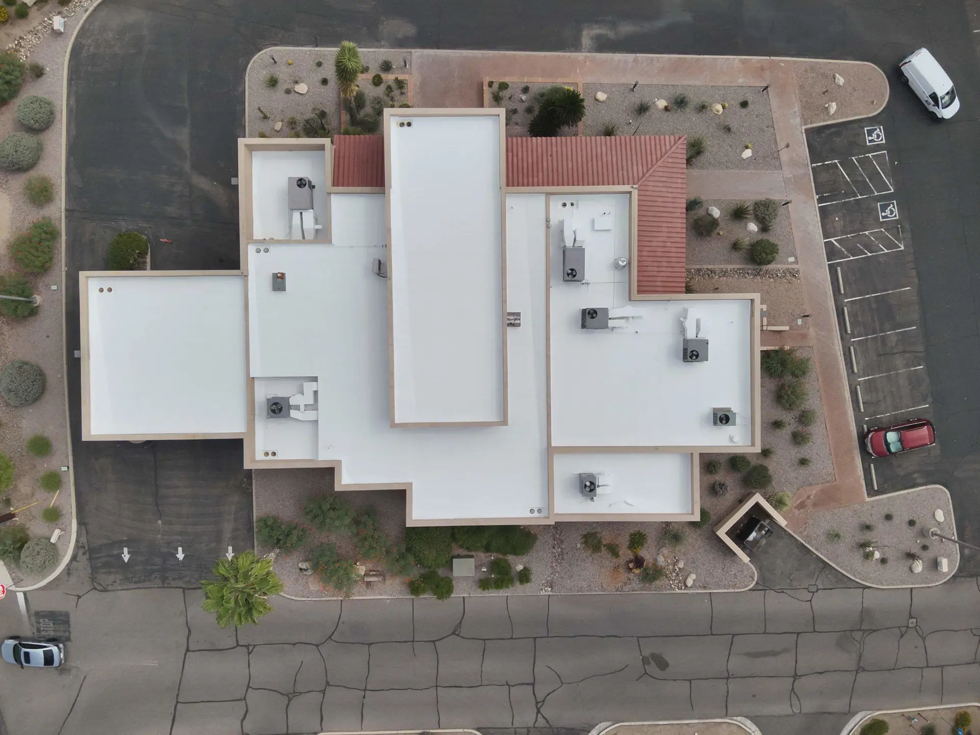 Edificio comercial: sustitución del tejado plano y de tejas.