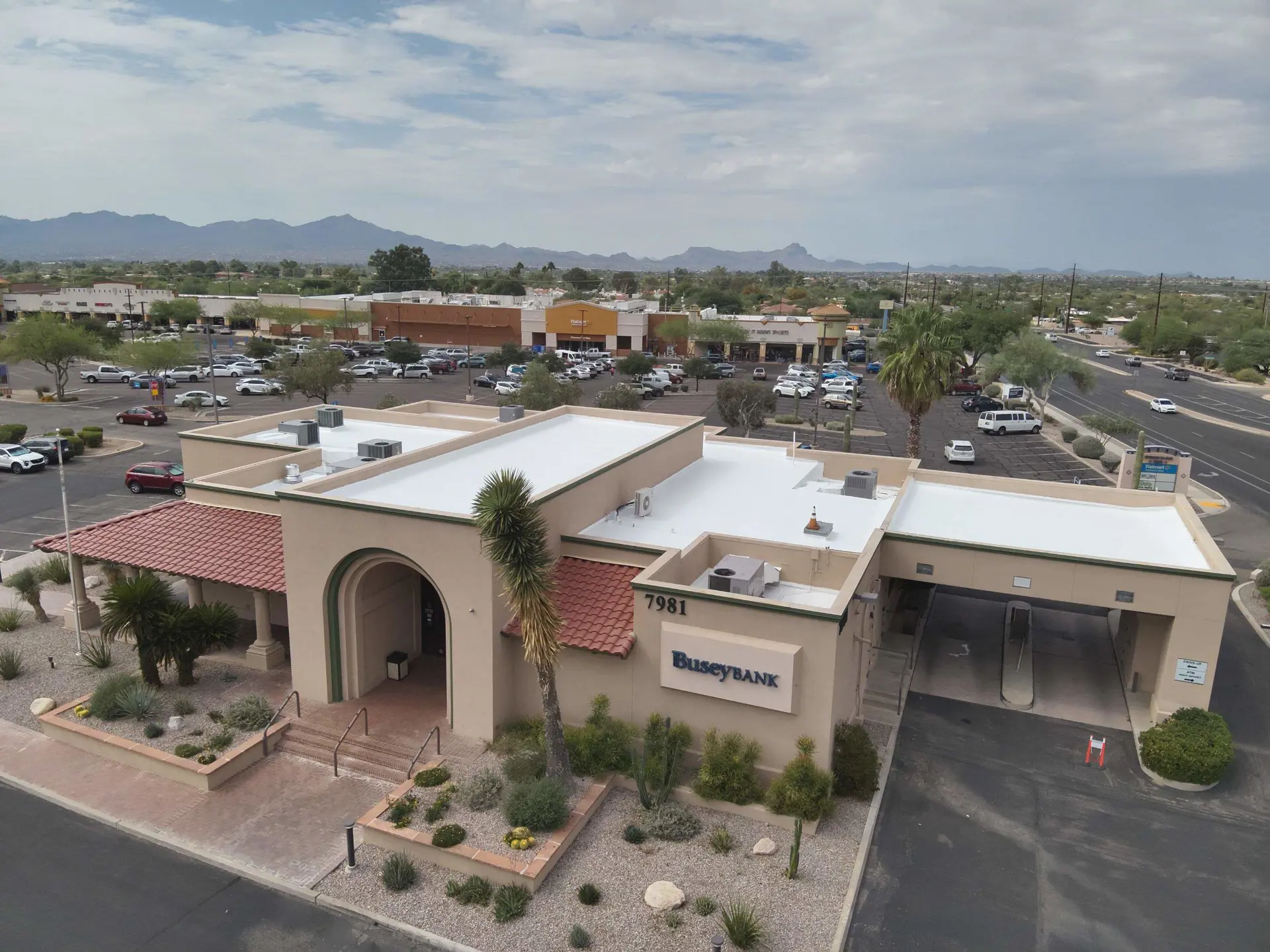 Edificio comercial: sustitución completa del tejado, incluidas las tejas.