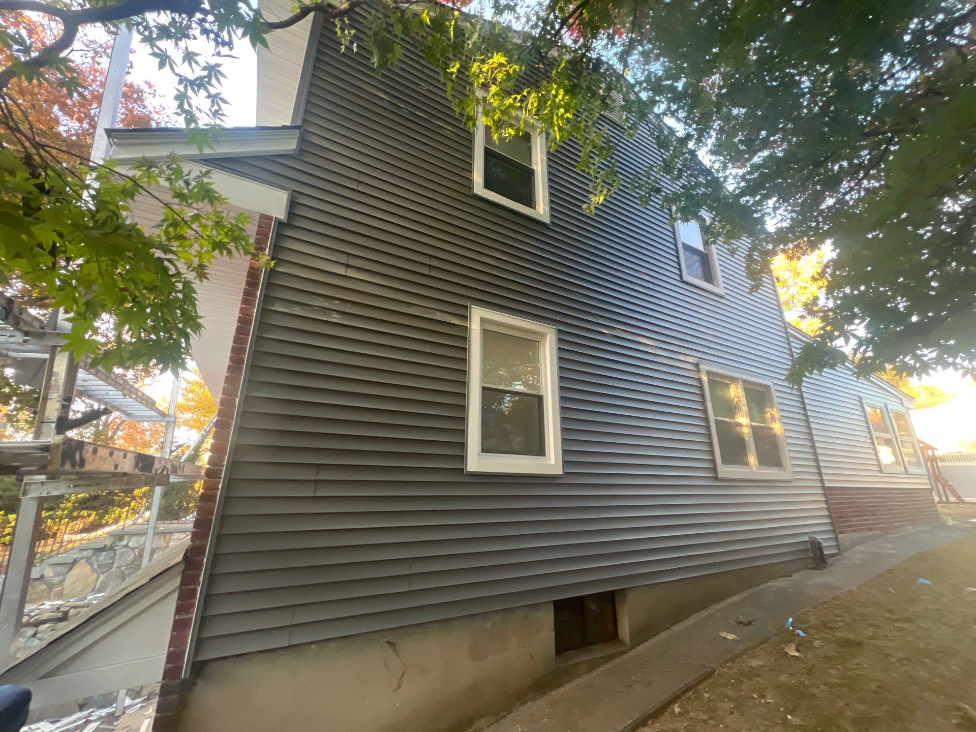 Revestimiento vinílico CertainTeed Mainstreet - D4 - Gris carbón