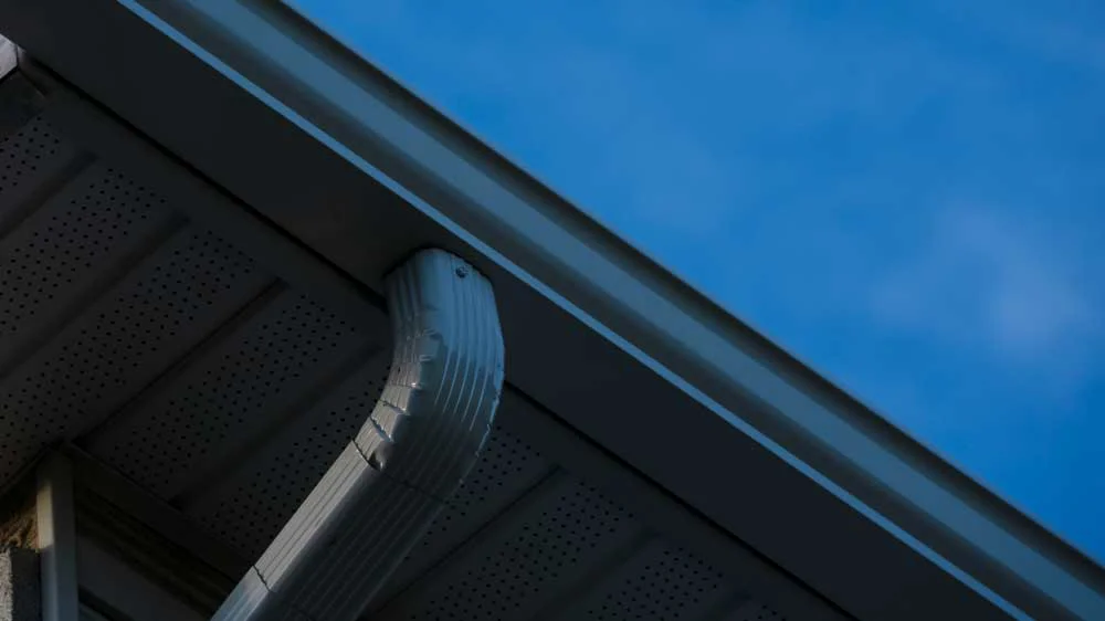 El sistema de techo y canalones trabaja en conjunto para gestionar el agua de lluvia en una vivienda de Washington Township, Nueva Jersey.