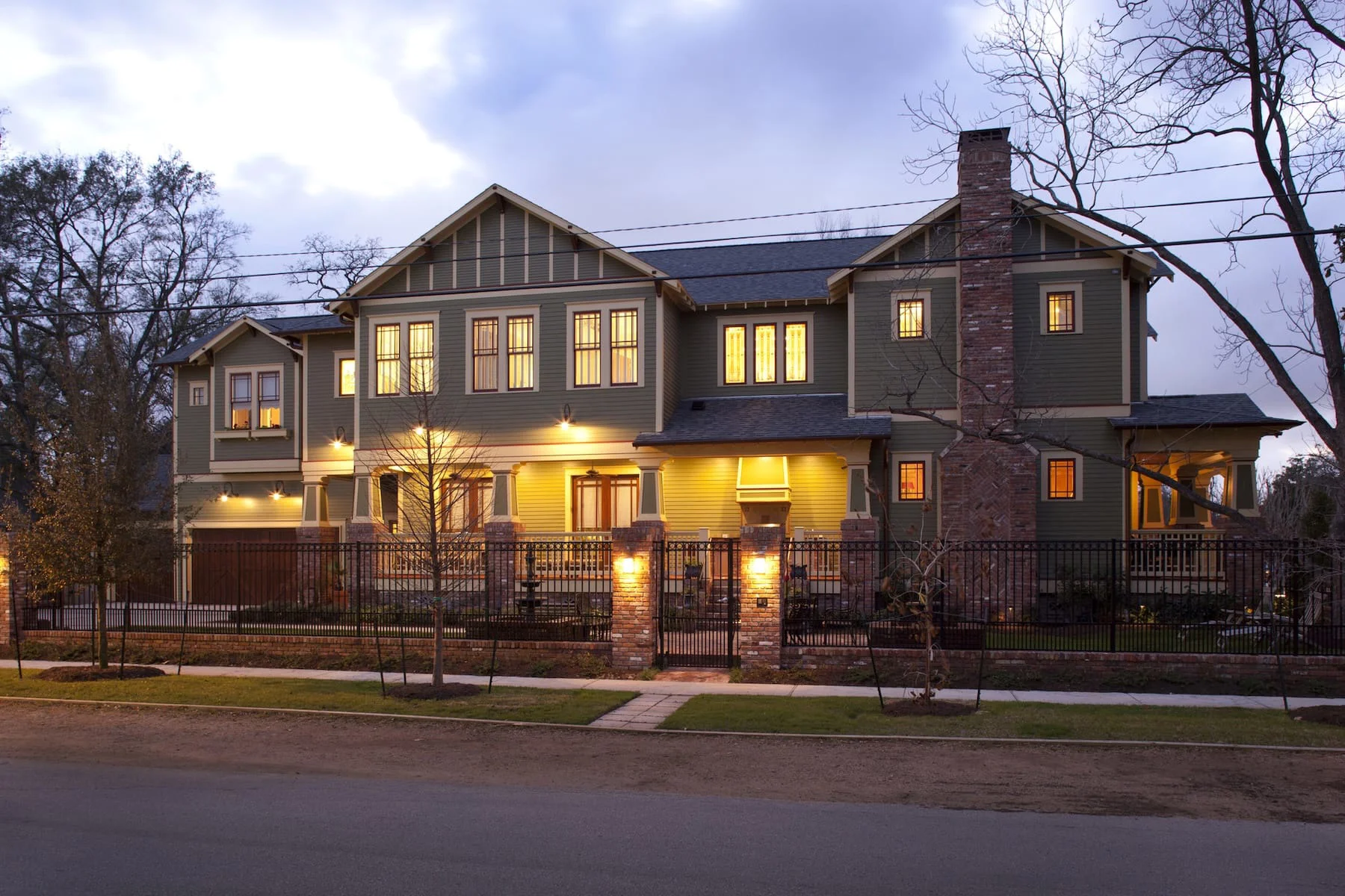 una casa al atardecer con revestimiento de salvia 