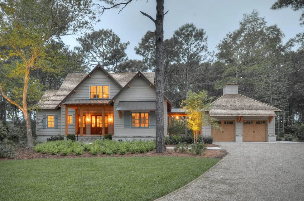 fachada de una casa iluminada por la noche