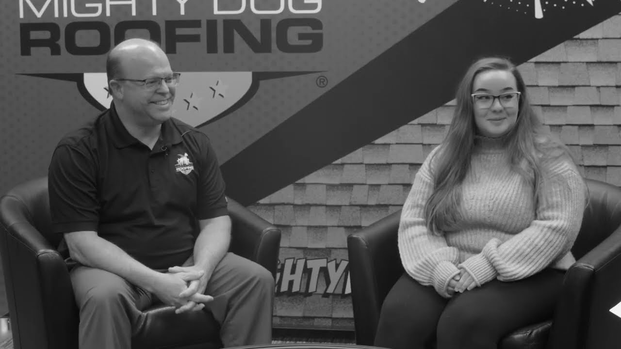 hombre y mujer hablando en una entrevista